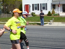 man running with knee brace and guide