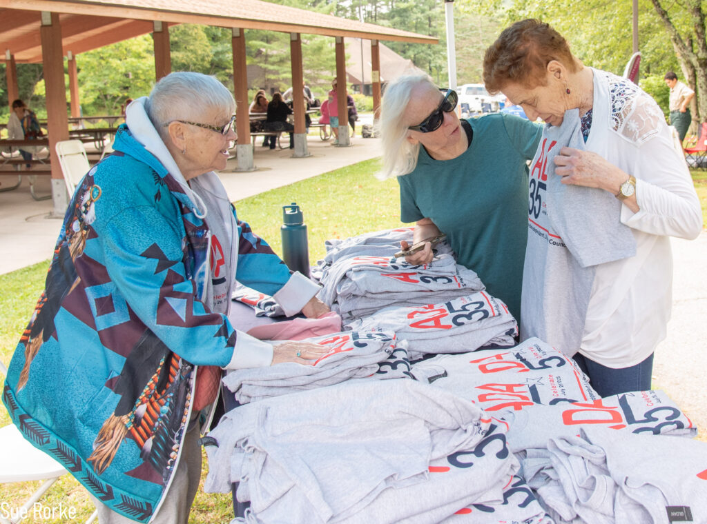 Tee shirt table