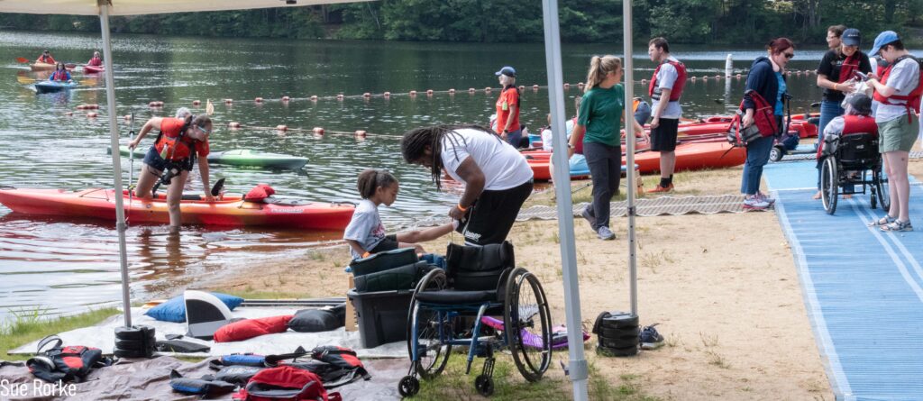 Man helps daughter get ready to kayak